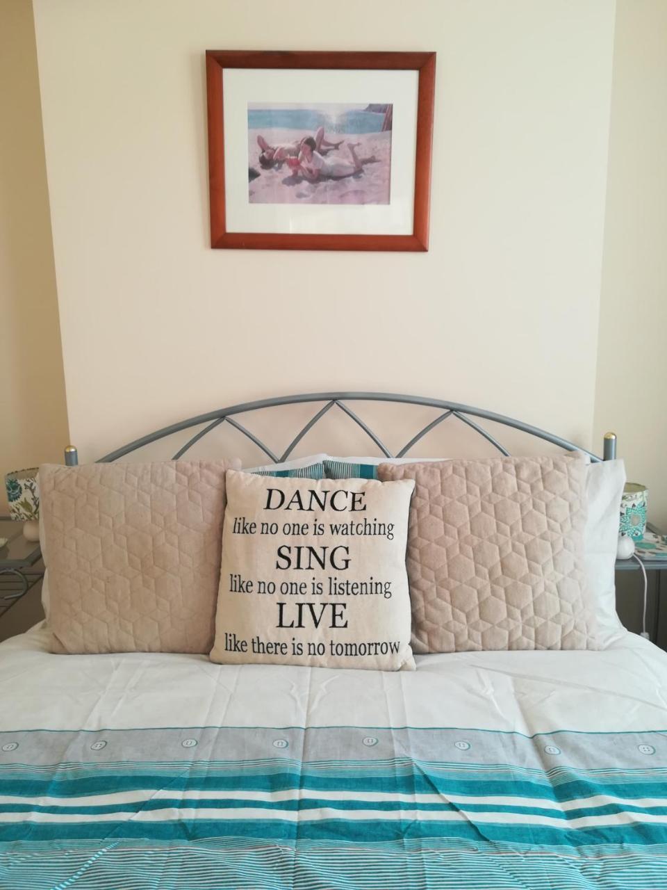 イーストリー Crestwell House Bed & Breakfast エクステリア 写真